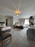 Escritorio, wifi gratis y ropa de cama 