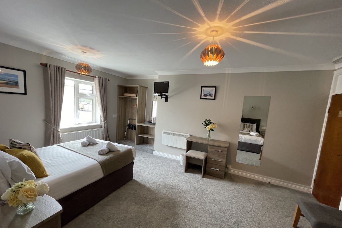 Deluxe trippelrum - eget badrum | Skrivbord, gratis wi-fi och sängkläder