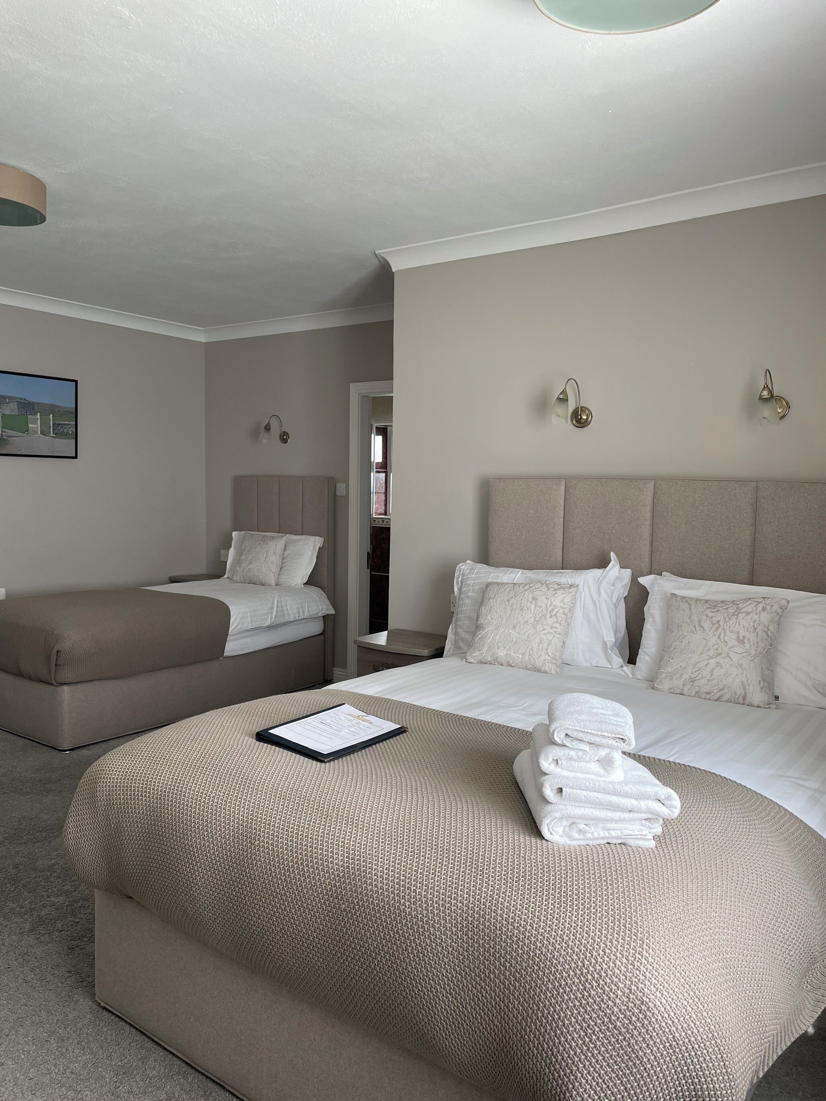 豪華三人房, 獨立浴室 | 書桌、免費無線上網、床單