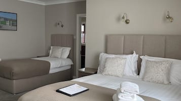 Deluxe-Dreibettzimmer, mit Bad