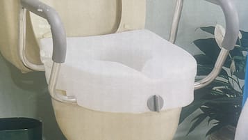Deluxe Room, 1 King Bed | Individually decorated, individually furnished, iron/ironing board
