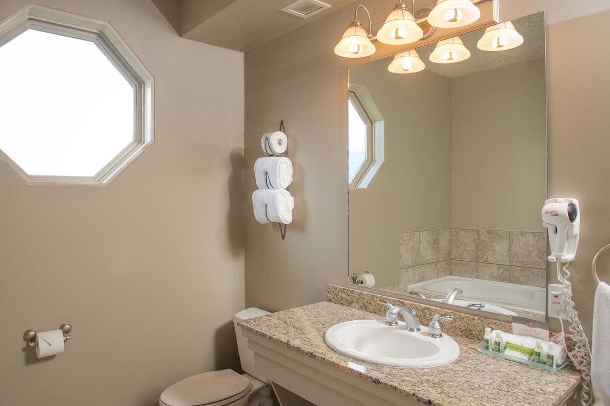 junior suite, lake view | bathroom | free toiletries, hair dryer, towels