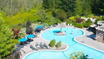 Piscine extérieure en saison