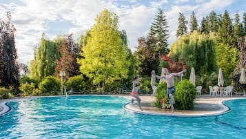 Piscine extérieure (ouverte en saison)