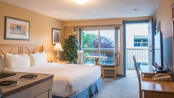 Studio, 1 King Bed, Kitchenette, Pool View | Private kitchenette