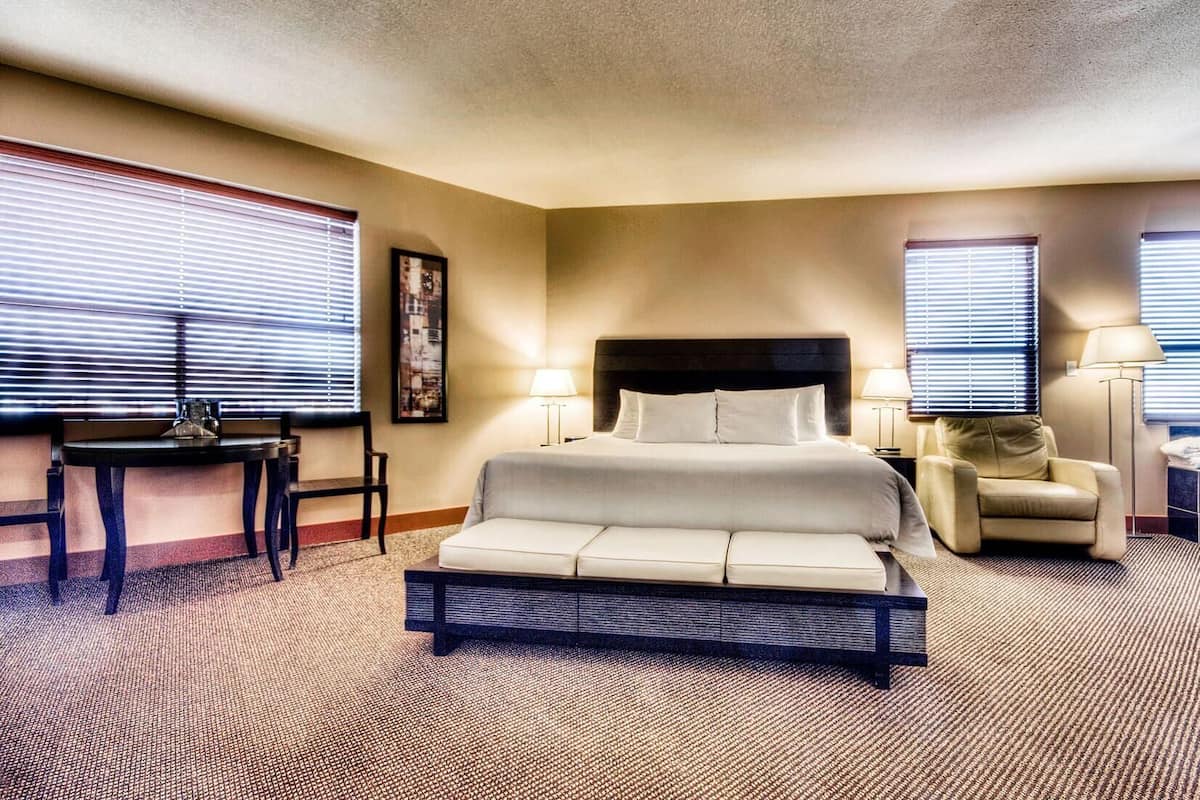 Literie de qualité, couette en duvet, lit avec matelas à plateau-coussin