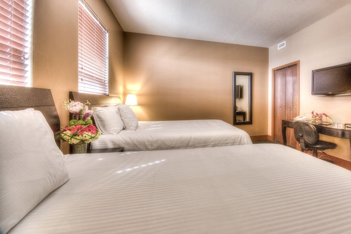 Literie de qualité, couette en duvet, lit avec matelas à plateau-coussin