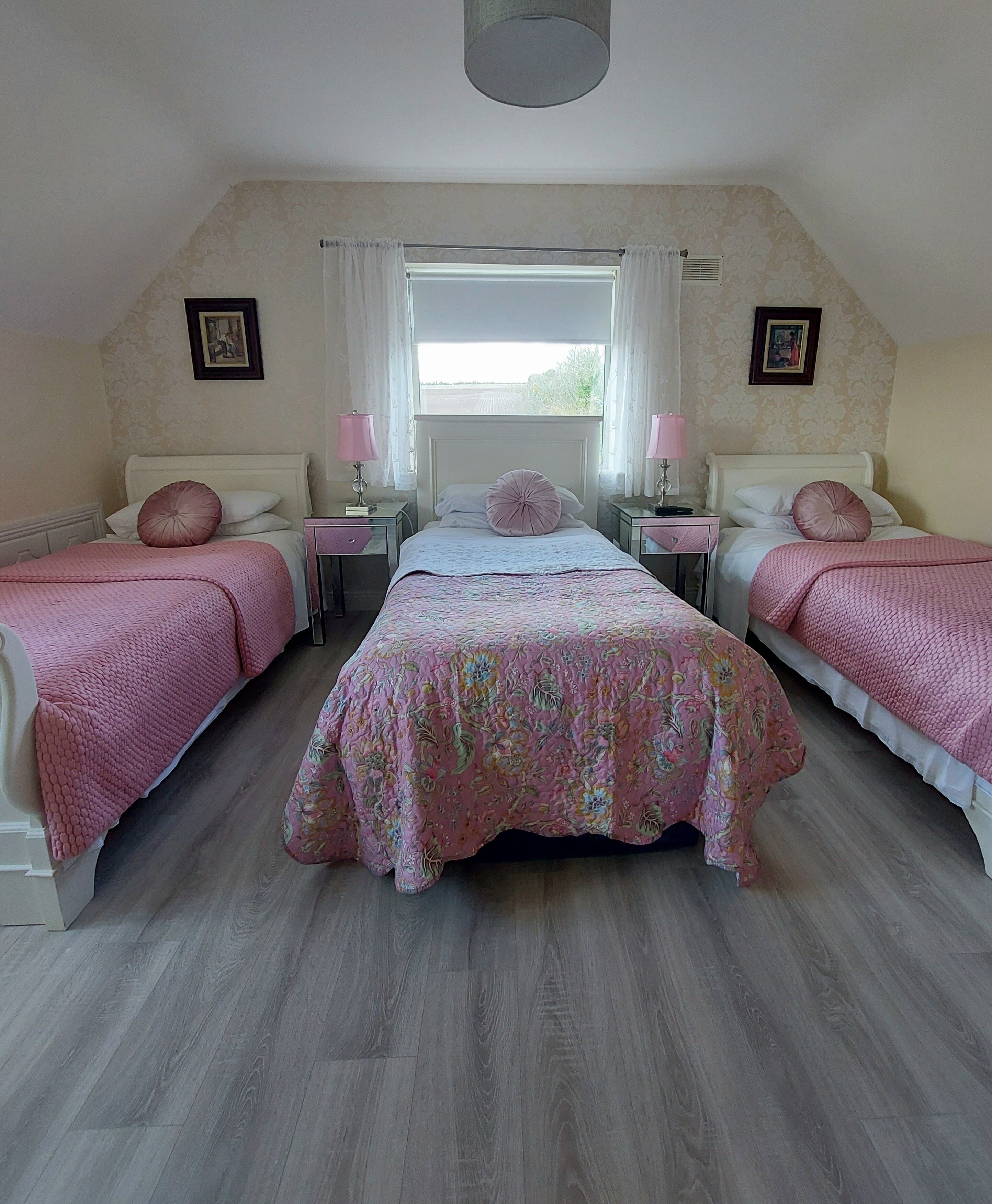 Phòng 3 phong cách cổ điển, có phòng tắm riêng | Bộ đồ giường cao cấp, nệm Select Comfort, trang trí khác biệt 