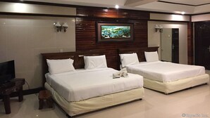 Quarto de hotel com duas camas, televisão e um quadro na parede.