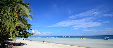 På stranden och vit sandstrand