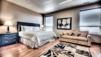 Sengetøy av topp kvalitet, senger med overmadrass og skrivebord