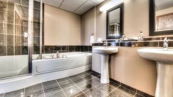 Separat badekar og dusj og toalettartikler (inkludert)