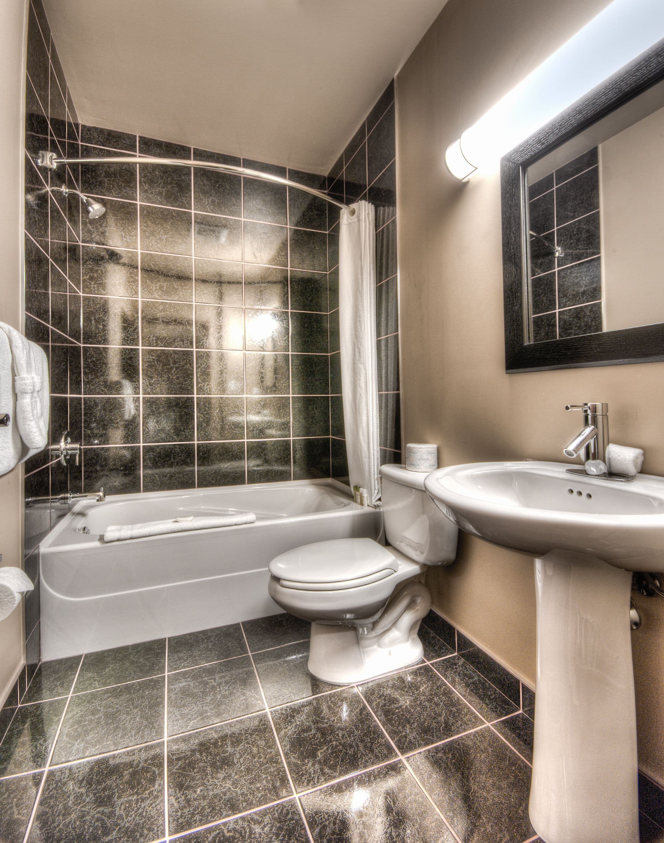 separate bathtub and shower, free toiletries