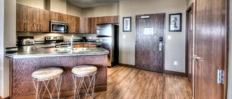 Stort kylskåp, mikrovågsugn, spishäll och diskmaskin