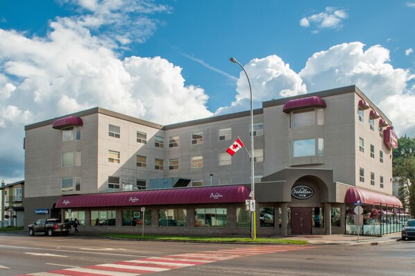 En byggnad med flera våningar, ett framträdande rött markis och en kanadensisk flagga.