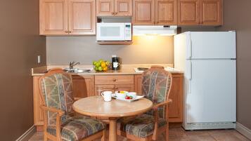 Een koelkast, een magnetron, een koffiezetapparaat/waterkoker