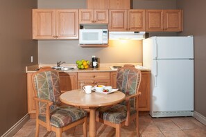 Fridge, microwave, coffee/tea maker - Prime Hotel (Fort McMurray)