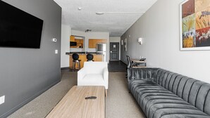 Suite, 1 soverom, kjøkken | Oppholdsområde | Flatskjerm-TV og peis