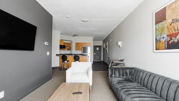 Suite, 1 chambre, cuisine | Coin séjour | Télévision à écran plat, cheminée