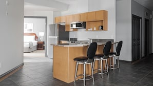 Suite, 3 soverom, kjøkken | Eget kjøkken | Kaffetrakter/tekoker, kjøleskap, mikrobølgeovn og ovn