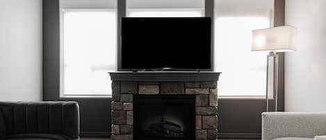 Suite, 2 habitaciones, 2 baños | Área de sala de estar | Televisión de pantalla plana y chimenea