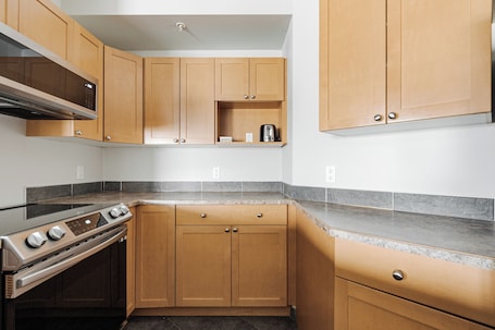 Refrigerador con freezer, microondas, horno, placa de cocina