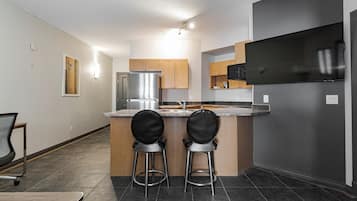 Full-sized fridge, microwave, oven, stovetop