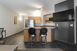 Full-size fridge, microwave, oven, stovetop
