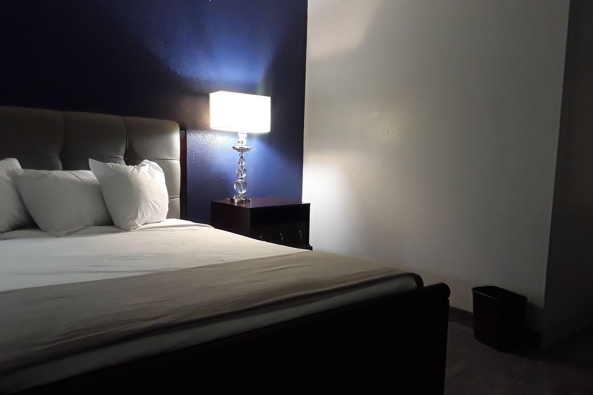 Deluxe Room, 1 Queen Bed, Accessible, Non Smoking