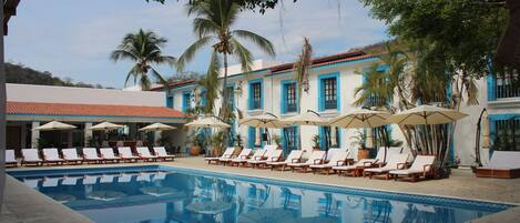 Piscine extérieure, parasols de plage, chaises longues
