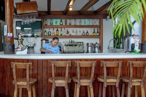 Poolside bar - Hotel Santa Cruz Huatulco (Santa María Huatulco)