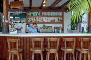 Bar junto a la piscina