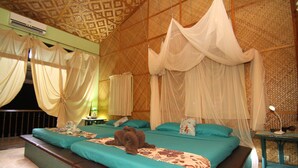 Habitación superior, 1 habitación, balcón, vistas al mar | Caja fuerte, wifi gratis, ropa de cama