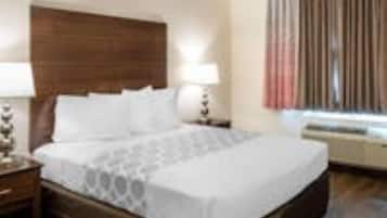 VÀrdeförvaringsskÄp pÄ rummet, skrivbord och arbetsyta för laptop