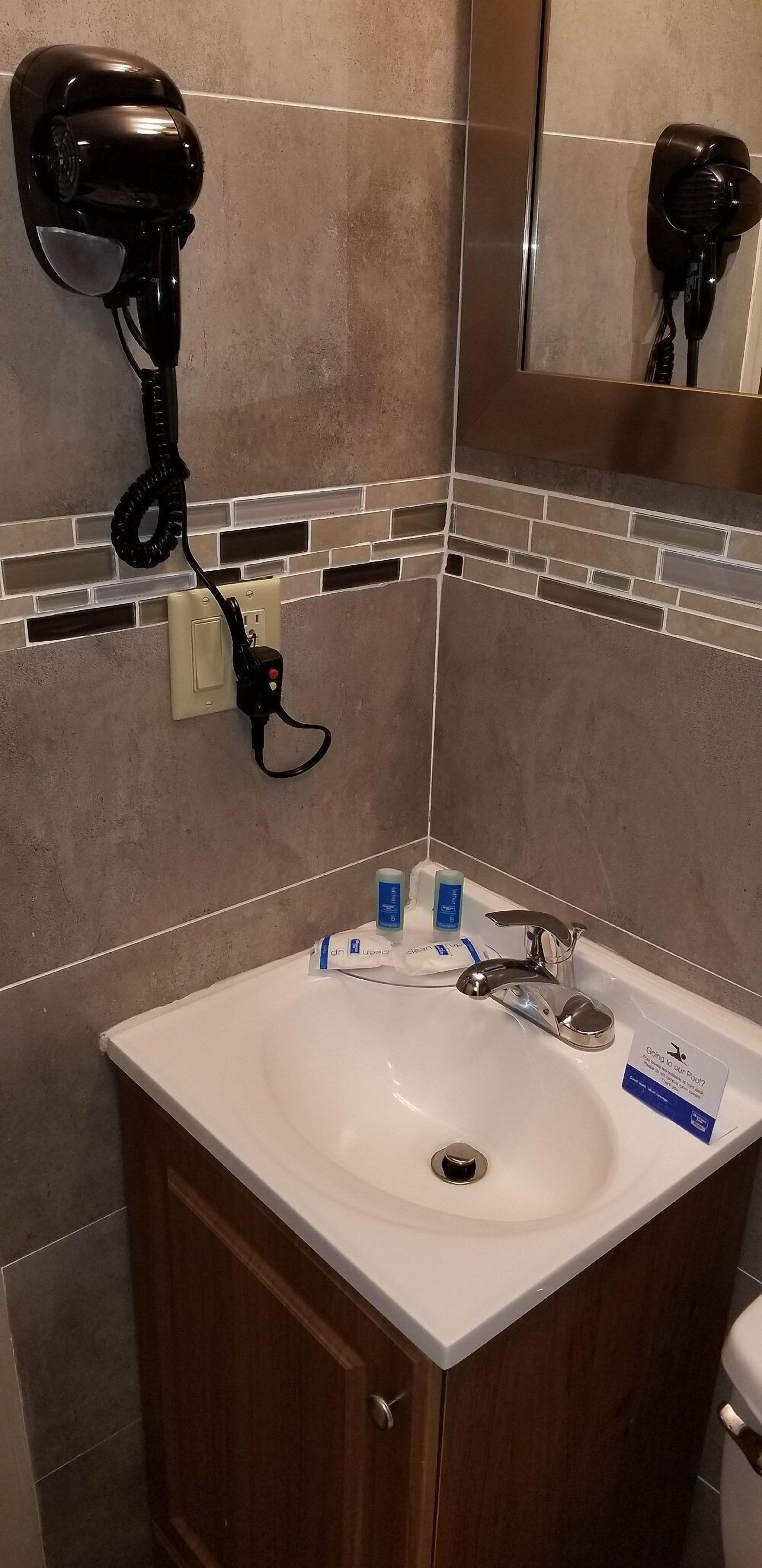 combined shower/bathtub, free toiletries, hair dryer, towels