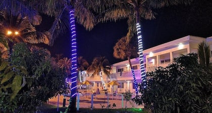 Downtown Hollywood Gardens Inn & Suites