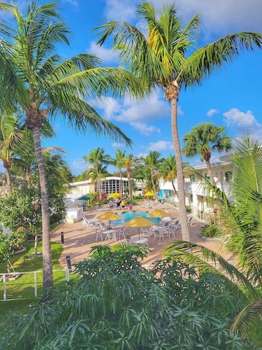 Downtown Hollywood Gardens Inn & Suites