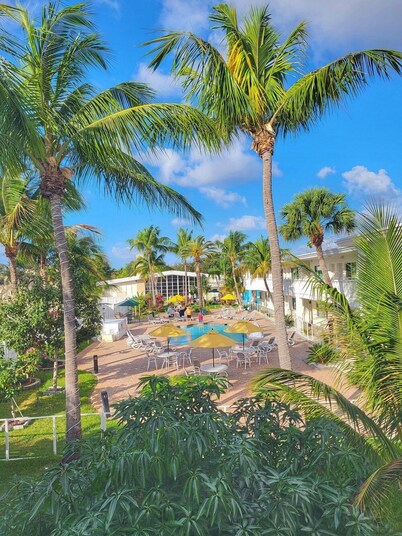 Downtown Hollywood Gardens Inn & Suites