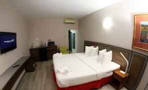 Ropa de cama hipoalergénica y caja de seguridad en la habitación