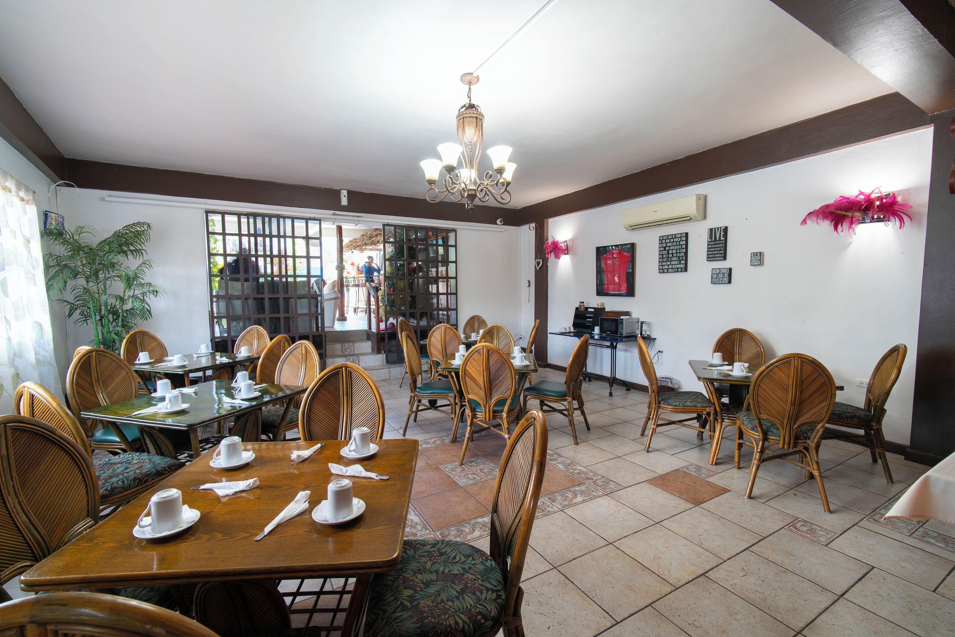 Se sirven desayunos, comidas y cocina caribeña con vista a la alberca