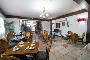 Se sirven desayunos y almuerzos; cocina caribeña; junto a la piscina