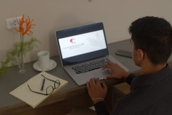 Habitación estándar, 1 cama de matrimonio | Zona de estar | Una televisión, películas de pago