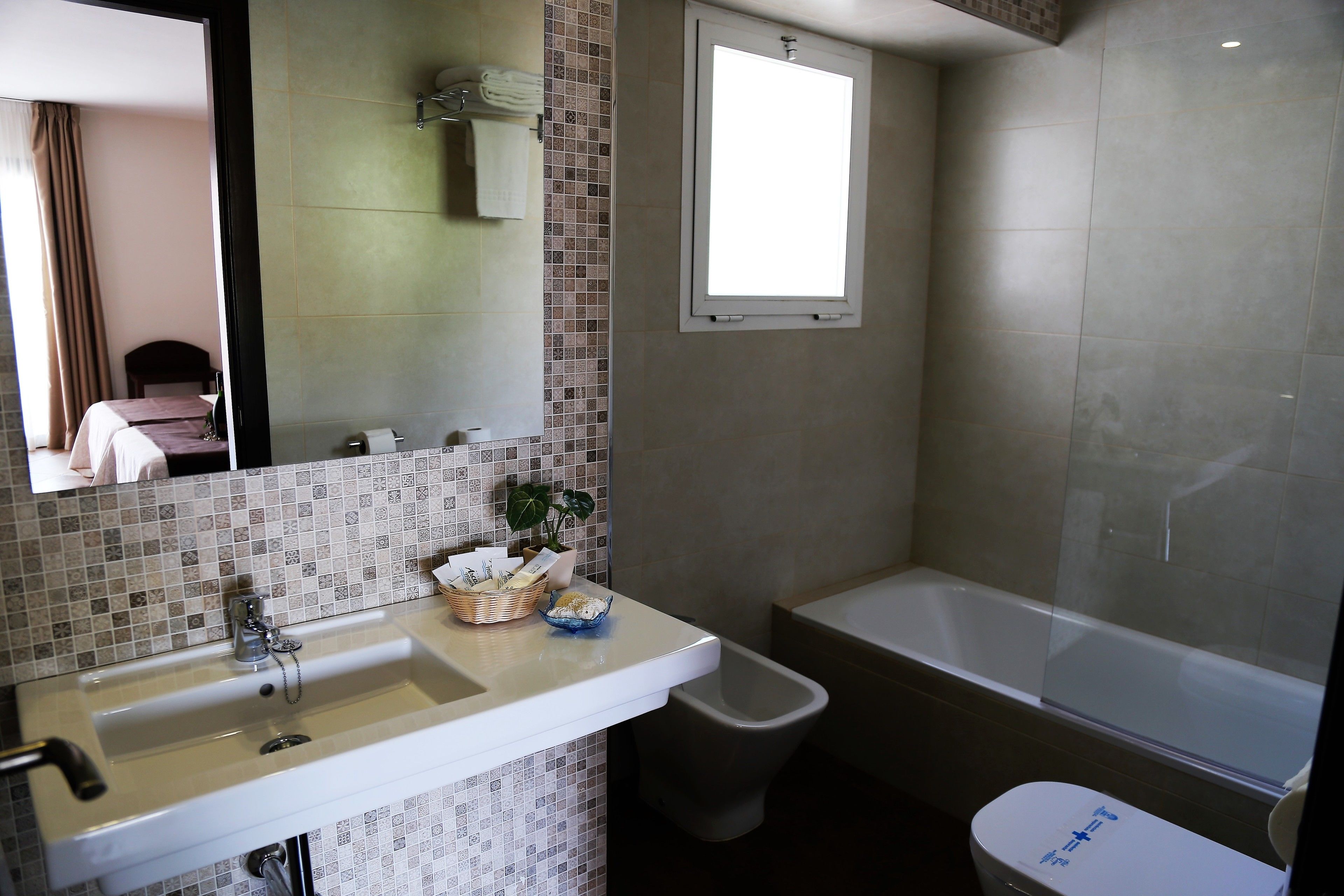 combined shower/bathtub, rainfall showerhead, free toiletries, towels