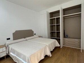 Căn hộ Tiêu chuẩn | Minibar, két bảo mật tại phòng, bàn, phòng cách âm 