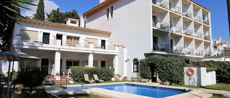 Piscine extérieure, chaises longues