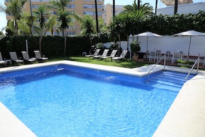 Piscina externa, espreguiçadeiras