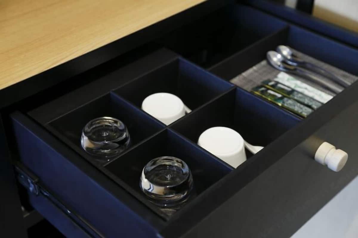 Caja fuerte, tabla de planchar con plancha, wifi gratis y ropa de cama