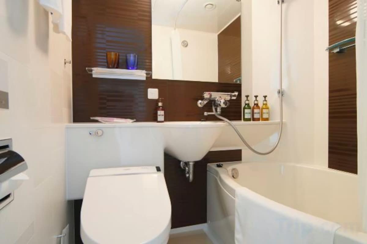 Ensemble douche/baignoire, articles de toilette gratuits, sèche-cheveux
