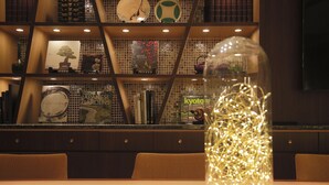 Un comedor con una mesa, sillas y una cúpula de vidrio decorativa con luces.