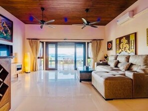 3 Bedroom Pool Villa | Oppholdsområde | En 42-tommers Flatskjerm-TV med digitale kanaler samt TV og Netflix